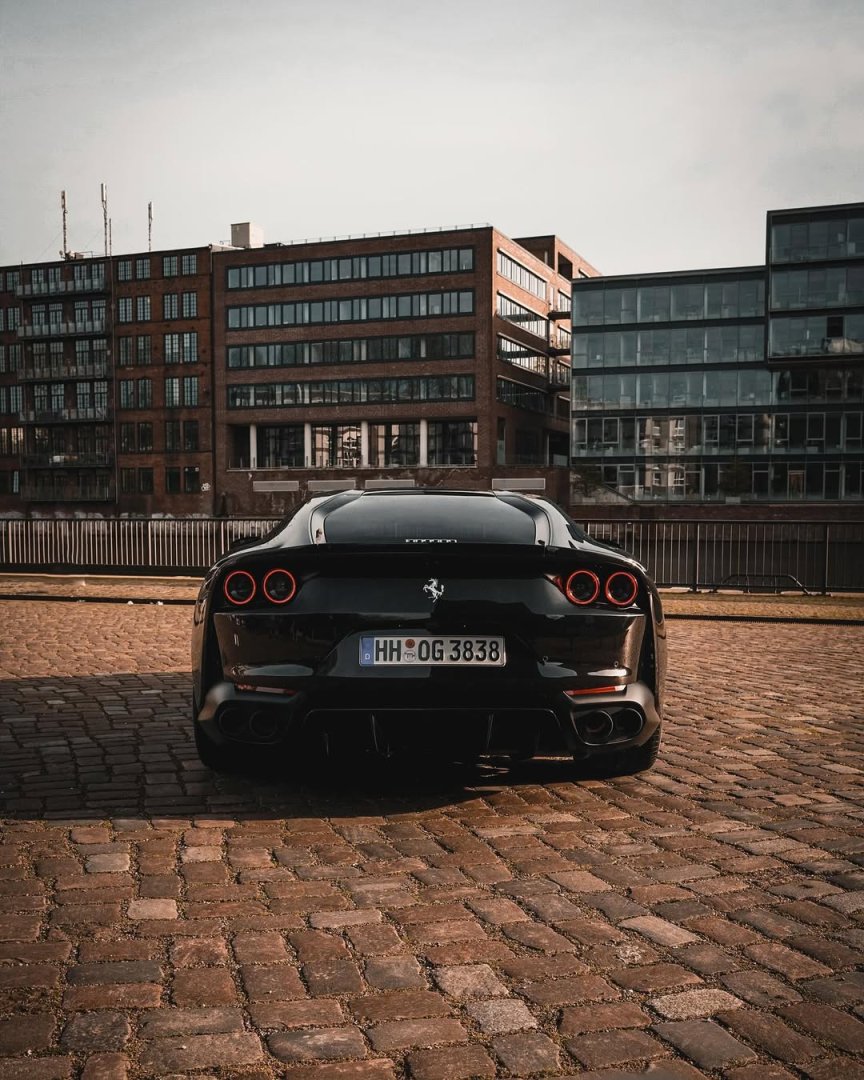 Ferrari 812 Superfast 6.5 V12 DCT